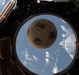 如果足球在太空踢-WorldLiveBall